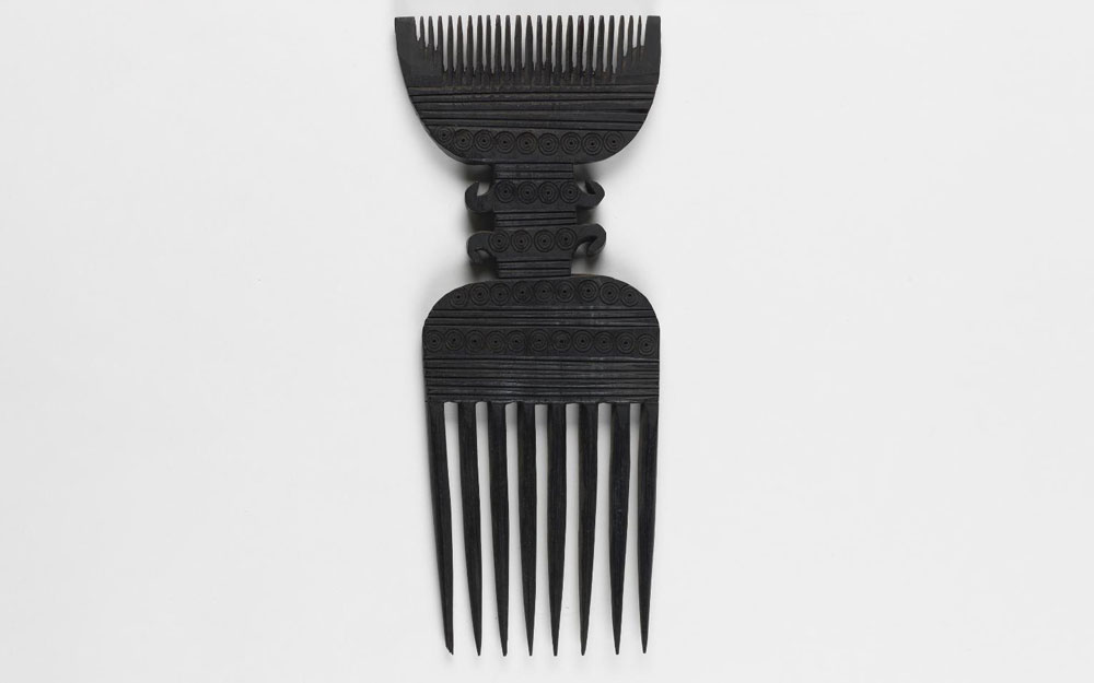 Double comb with ornament of concentric circles and transverse lines.